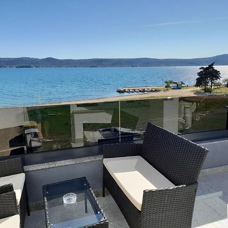 Apartman Prvi Red Do Mora Sveti Filip i Jakov Esterno foto