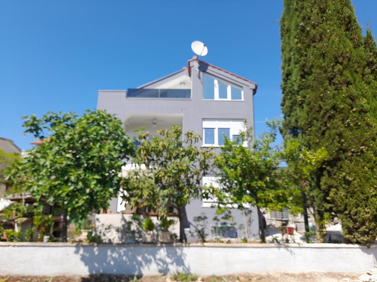 Apartman Prvi Red Do Mora Sveti Filip i Jakov Esterno foto