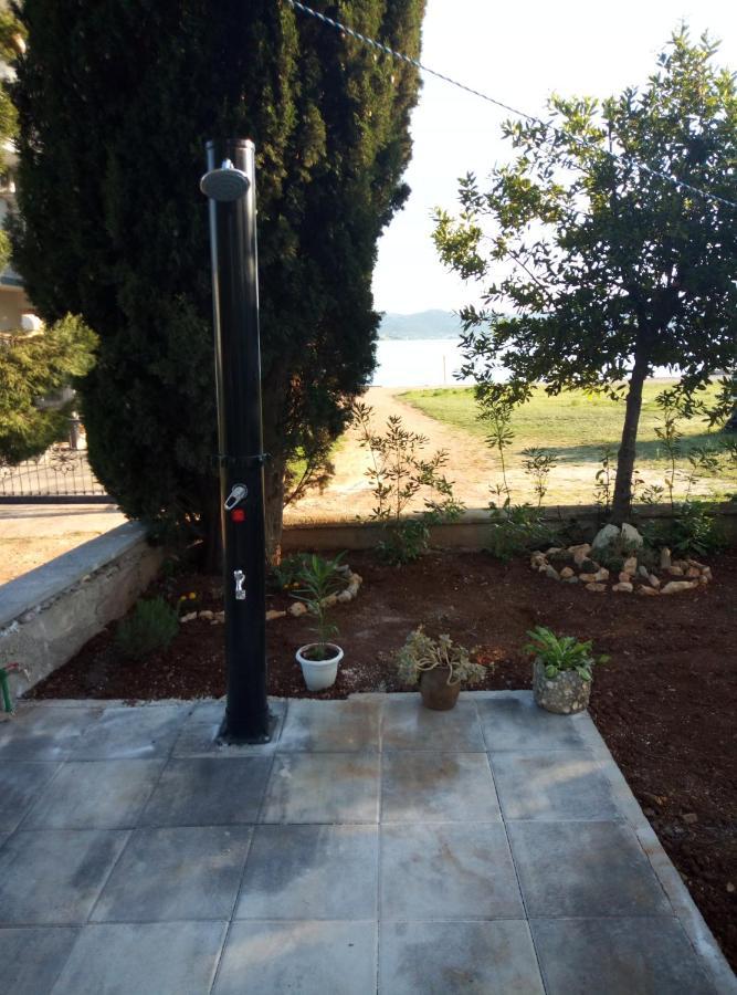 Apartman Prvi Red Do Mora Sveti Filip i Jakov Esterno foto