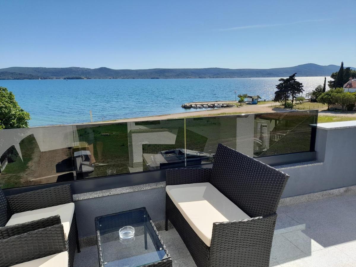Apartman Prvi Red Do Mora Sveti Filip i Jakov Esterno foto